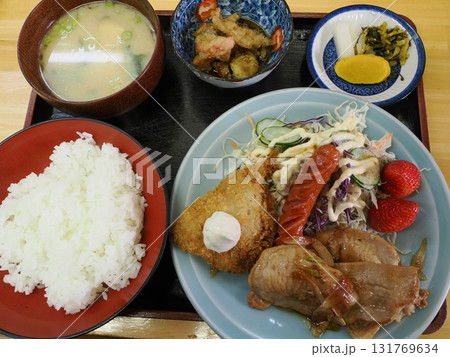 揚げと炒めの昼膳 ― 糸島・焼鳥はやてのミックスフライ定食 揚げと炒めの昼膳 ― 糸島・焼鳥はやてのミックスフライ定食 131769634