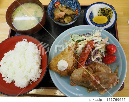 香ばしさと彩りの昼膳 ― 糸島・焼鳥はやてのミックスフライ定食 香ばしさと彩りの昼膳 ― 糸島・焼鳥はやてのミックスフライ定食 131769635