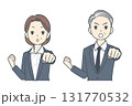 拳を突き出す中年のビジネスマンと中年のビジネスウーマンのイラスト 131770532