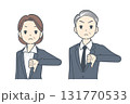 親指を下げて否定する中年のビジネスマンと中年のビジネスウーマンのイラスト 131770533