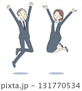 喜びでジャンプする中年のビジネスマンと中年のビジネスウーマンのイラスト 131770534