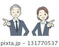 笑顔で前を指さす中年のビジネスマンと中年のビジネスウーマンのイラスト 131770537