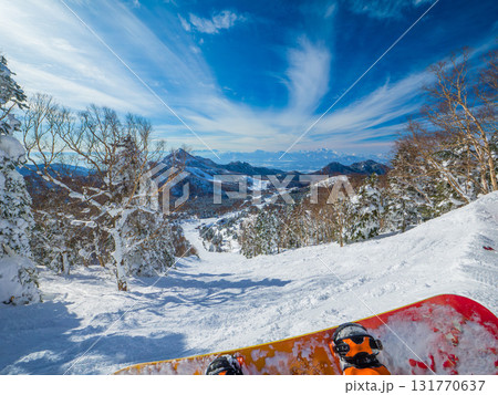 休憩中のスノーボーダーの視点から見る非圧雪コースと冬山のパノラマ風景 (長野県、志賀高原、横手山) 休憩中のスノーボーダーの視点から見る非圧雪コースと冬山のパノラマ風景 (長野県、志賀高原、横手山) 131770637