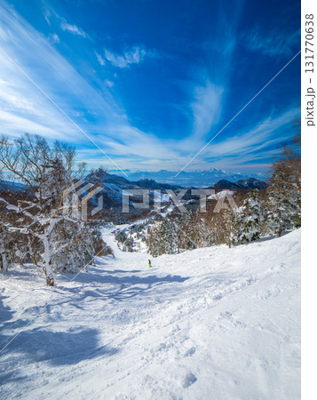 スキー場の非圧雪コースから見下ろす山麓と遠くまで続く山並み (長野県、志賀高原、横手山) 131770638