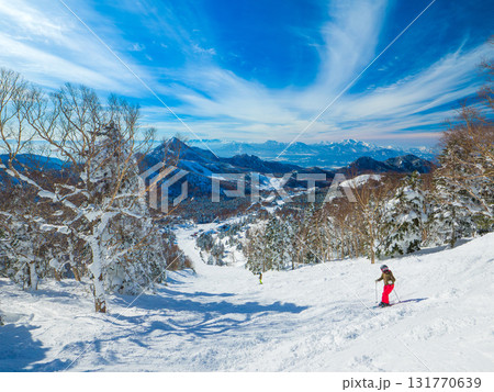 絶景を楽しみながら滑走するスキーヤーがいる非圧雪の滑走コース (長野県、志賀高原、横手山) 131770639