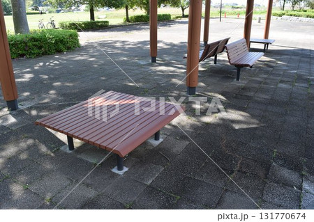 公園のベンチ 131770674