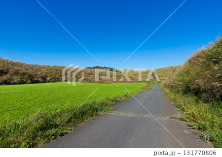 青空と阿蘇の道路（熊本県阿蘇） 131770806