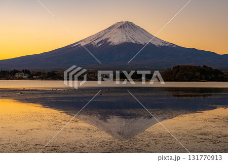【富士山素材】冬の朝の河口湖から見た富士山【山梨県】 131770913