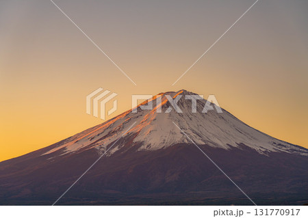 【富士山素材】冬の朝の河口湖から見た富士山【山梨県】 131770917