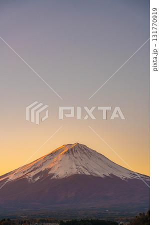 【富士山素材】冬の朝の河口湖から見た富士山【山梨県】 【富士山素材】冬の朝の河口湖から見た富士山【山梨県】 131770919