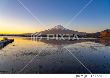 【富士山素材】冬の朝の河口湖から見た富士山【山梨県】 【富士山素材】冬の朝の河口湖から見た富士山【山梨県】 131770926