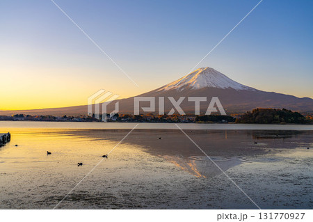 【富士山素材】冬の朝の河口湖から見た富士山【山梨県】 【富士山素材】冬の朝の河口湖から見た富士山【山梨県】 131770927