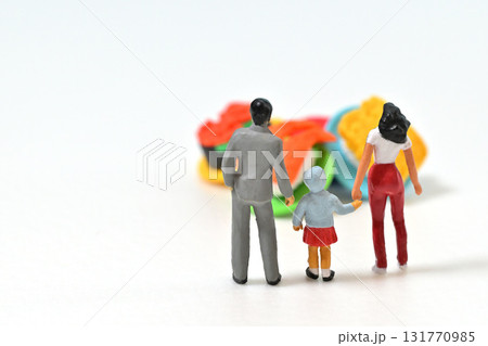 sdgs  食品ロス 捨てられた食品を見つめる親子 131770985