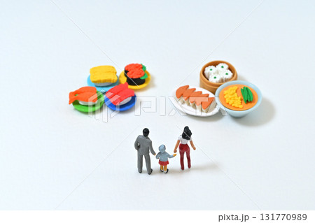 sdgs  食品ロス 捨てられた食品を見つめる親子 131770989