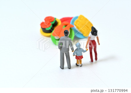 sdgs  食品ロス 捨てられた食品を見つめる親子 131770994