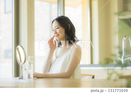 リビングで鏡を見る女性　　 131771039