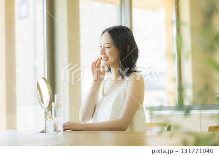リビングで鏡を見る女性　　 131771040