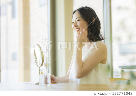 リビングで鏡を見る女性　　 131771042