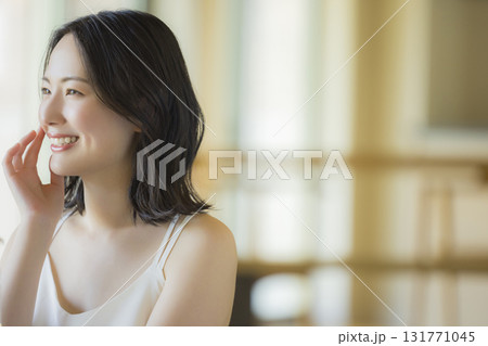リビングで鏡を見る女性 リビングで鏡を見る女性 131771045