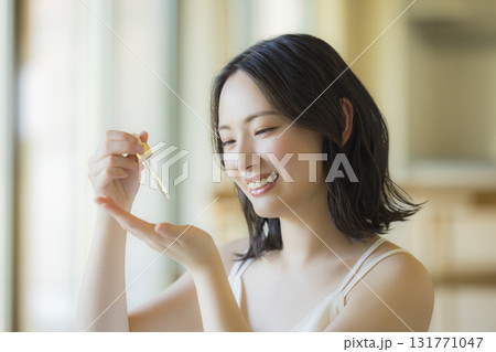 リビングで鏡を見る女性 131771047