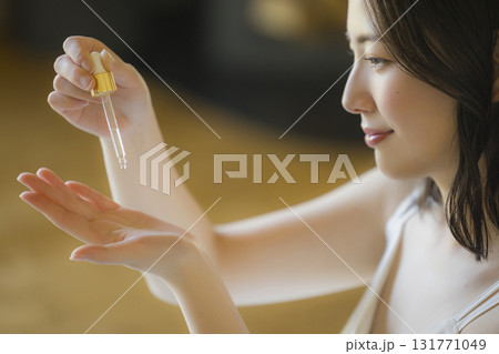 リビングで鏡を見る女性 131771049