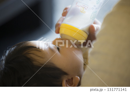 赤ちゃんを抱っこするお父さん 赤ちゃんを抱っこするお父さん 131771141