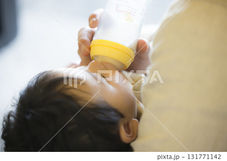 赤ちゃんを抱っこするお父さん 赤ちゃんを抱っこするお父さん 131771142