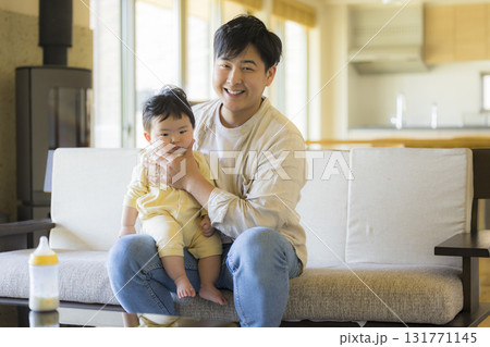 赤ちゃんを抱っこするお父さん 赤ちゃんを抱っこするお父さん 131771145