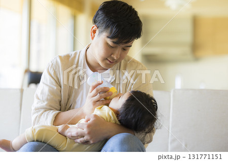 赤ちゃんを抱っこするお父さん 赤ちゃんを抱っこするお父さん 131771151