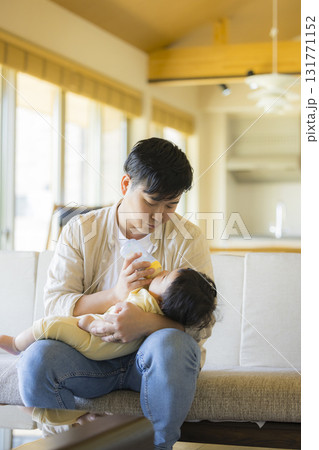 赤ちゃんを抱っこするお父さん  131771152