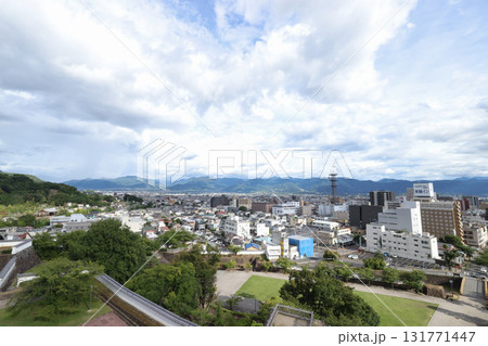 甲府城跡から望む甲府市街と山並みの景色 131771447