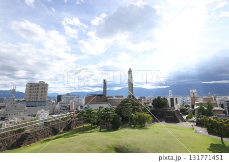 甲府城跡から望む甲府市街と山並みの景色 131771451