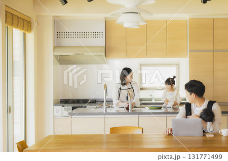 リビングで仕事するパパ 131771499