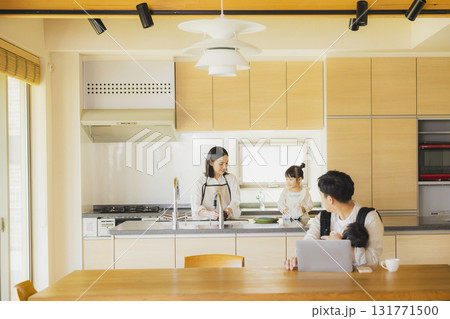 リビングで仕事するパパ リビングで仕事するパパ 131771500