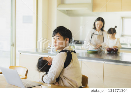 リビングで仕事するパパ 131771504