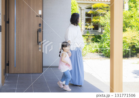 外出する玄関のファミリー 外出する玄関のファミリー 131771506