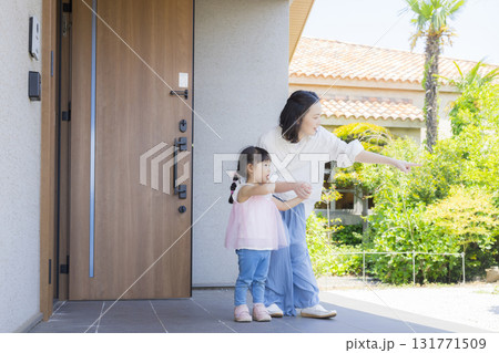 外出する玄関のファミリー 外出する玄関のファミリー 131771509