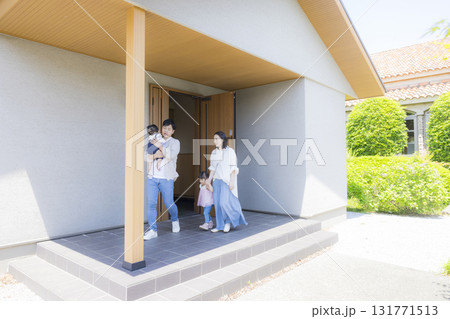 外出する玄関のファミリー 外出する玄関のファミリー 131771513