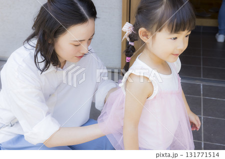 外出する玄関のファミリー  131771514