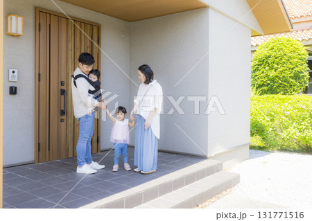 外出する玄関のファミリー 外出する玄関のファミリー 131771516