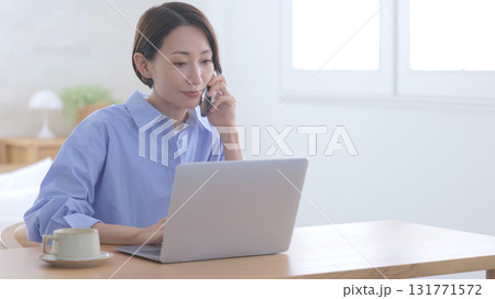 スマートフォンで通話する女性 131771572