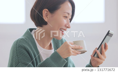 スマホを見る女性 スマホを見る女性 131771672