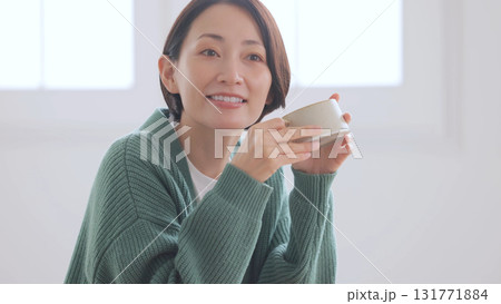 マグカップを持つミドル女性 131771884