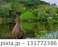 池にたたずむ鶴首徳利 131772386