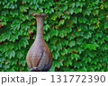 蔦を背景に 131772390