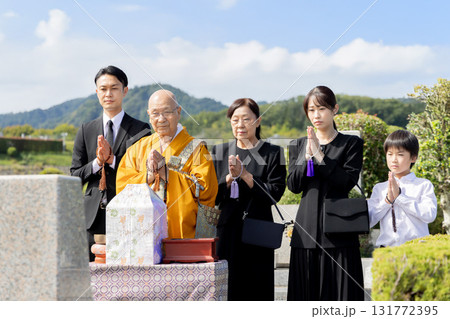 納骨式に参列する遺族 納骨式に参列する遺族 131772395
