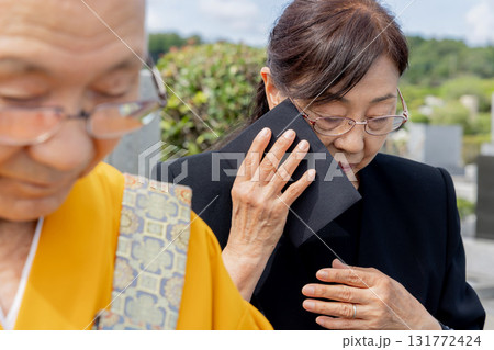 納骨式に参列する遺族 納骨式に参列する遺族 131772424