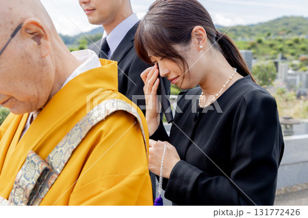 納骨式に参列する遺族 131772426