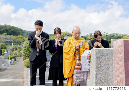 納骨式に参列する遺族 131772428
