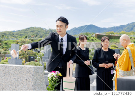 墓石の掃除をする男性 131772430